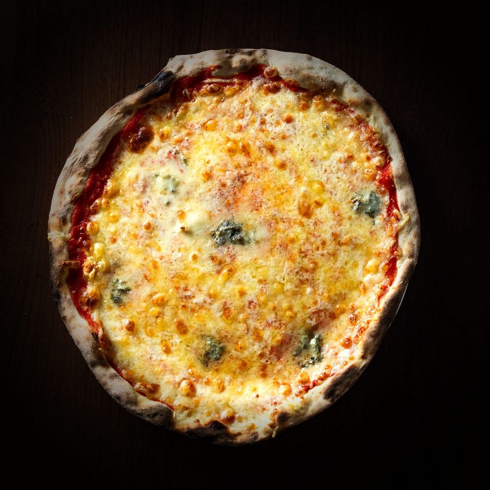 Pizza de quatre formatges acabada de sortir del forn